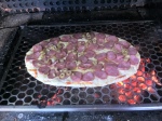 Pizza feita na churrasqueira